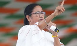 വര്‍ഷം അഞ്ച് ലക്ഷം തൊഴിലവസരങ്ങള്‍ ;  എല്ലാവര്‍ക്കും മാസവരുമാനം ; പ്രകടനപത്രികയുമായി മമതാ ബാനര്‍ജി