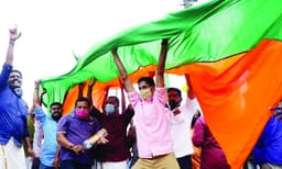 അടിച്ചുവെച്ചത് എന്തു ചെയ്യണമെന്നറിയാതെ അണികള്‍ ; ഗുരുവായൂരില്‍ ബിജെപി അച്ചടിച്ചത് ലക്ഷക്കണക്കിന് പോസ്റ്റുകള്‍