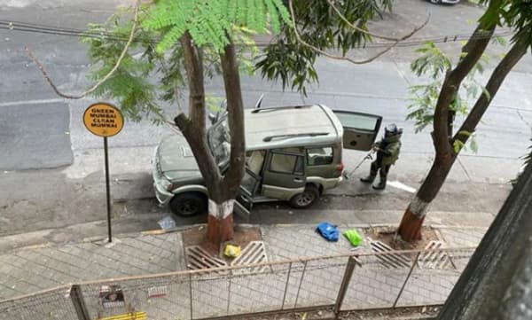 അംബാനിയുടെ വീടിനുമുന്നില്‍ ബോംബ് വച്ച സംഭവം; മുബൈ പോലീസ് ഉദ്യോഗസ്ഥനെതിരെ യു.എ.പി.എ. 