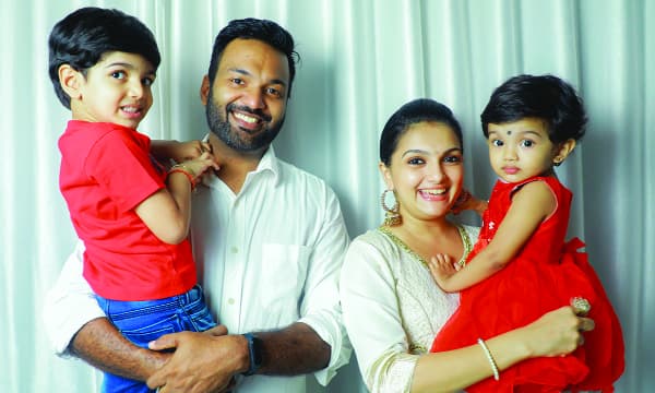  ശരണ്യ മോഹന്‍, ഭര്‍ത്താവ് ഡോ. അരവിന്ദ്, മക്കളായ അനന്തപദ്മനാഭന്‍, അന്നപൂര്‍ണ
