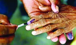 ഒന്നാം ഘട്ട വോട്ടെടുപ്പില്‍ പോലീസിനെതിരേ ബിജെപി ; തെരഞ്ഞെടുപ്പ് പ്രക്രിയയില്‍ കൃത്രിമം കാണിക്കുമെന്ന് ആക്ഷേപം