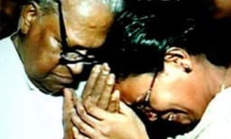 വി എസിന്റെ ചിത്രങ്ങള്‍ ഉപയോഗിച്ച് കെ കെ രമയുടെ പ്രചാരണം ; എല്‍ഡിഎഫ് തിരഞ്ഞെടുപ്പ് കമ്മീഷന് പരാതി നല്‍കി