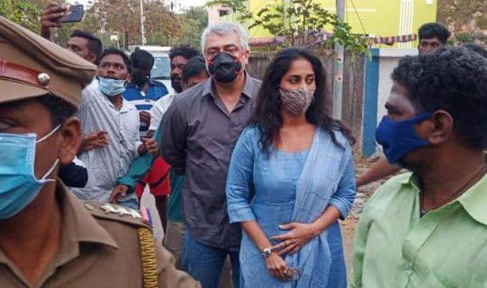 വോട്ടു ചെയ്യാനെത്തിയപ്പോൾ സെല്‍ഫിയെടുക്കല്‍ ശല്യമായി; ആരാധകന്റെ ഫോണ്‍ തട്ടിപ്പറിച്ച് അജിത്ത്