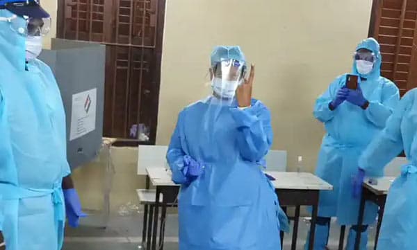 കോവിഡ് ബാധിതയായ കനിമൊഴി പിപിഇ കിറ്റ് ധരിച്ചെത്തി വോട്ട് ചെയ്തു