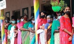 കൂട്ടലും കിഴിക്കലുമായി തലപുകച്ച് മുന്നണികള്‍; മനക്കണക്ക് കൂട്ടിയും മനക്കോട്ട കെട്ടിയും ഇനി 25 നാള്‍