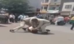 മാസ്‌ക്ക് മൂക്കില്‍ നിന്നും ഊര്‍ന്നുപോയി ; മദ്ധ്യപ്രദേശില്‍ ഓട്ടോക്കാരനെ പോലീസുകാര്‍ ക്രൂരമായി തല്ലിച്ചതച്ചു 