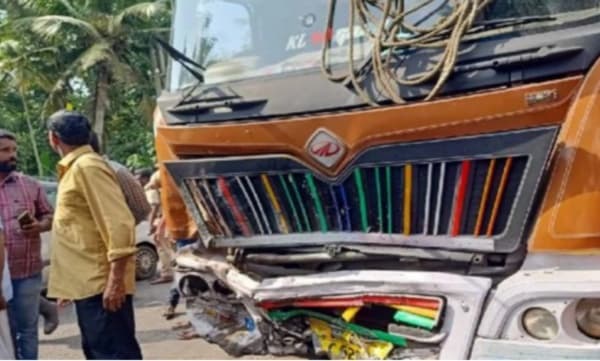 നാടുകാണി ചുരത്തിൽ ചരക്കു ലോറി അപകടത്തിൽപെട്ട് 40 അടി താഴ്ചയിലേക്കു മറിഞ്ഞു