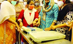 തെരഞ്ഞെടുപ്പ് നിരീക്ഷണം സര്‍ക്കാര്‍ ചെലവില്‍ ടൂറാക്കി ; ഉദ്യോഗസ്ഥരെക്കൊണ്ടു ഷൂ തുടപ്പിച്ചു, കമ്മീഷന്‍ ഹരിയാനക്കാരനെ പറപ്പിച്ചു...!!