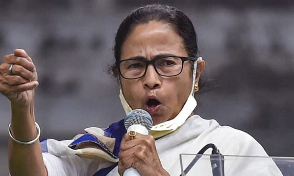 കേന്ദ്രസേനയെ സ്ത്രീകള്‍ തവിയും പിച്ചാത്തിയും കൊണ്ടു നേരിടാണം ; ബംഗാളില്‍ വിവാദ പ്രസംഗത്തില്‍ മമതയ്ക്ക് വീണ്ടും നോട്ടീസ്