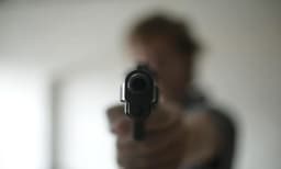 മൂന്നു വയസ്സുകാരൻ തോക്കെടുത്ത് കളിച്ചു ; കുഞ്ഞനുജന്റെ വയറ്റിൽ ബുള്ളറ്റ് തുളച്ചു കയറി 