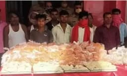 യുപിയില്‍ വോട്ടര്‍മാര്‍ക്ക് ജിലേബിയും സമൂസയും ; പെരുമാറ്റചട്ടലംഘനം ; പത്ത് പേര്‍ അറസ്റ്റില്‍