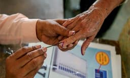 തപാല്‍ വോട്ടുകളുടെ വിവരം പുറത്ത് വിടണം ; തിരഞ്ഞെടുപ്പ് കമ്മീഷന് പരാതിയുമാതി യുഡിഎഫ്