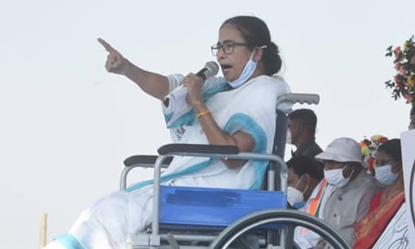 കേന്ദ്രസേന നടത്തിയത് വംശഹത്യ എന്ന പ്രസ്താവന ; മമതക്ക് തിരഞ്ഞെടുപ്പ് കമ്മീഷന്റെ വിലക്ക്
