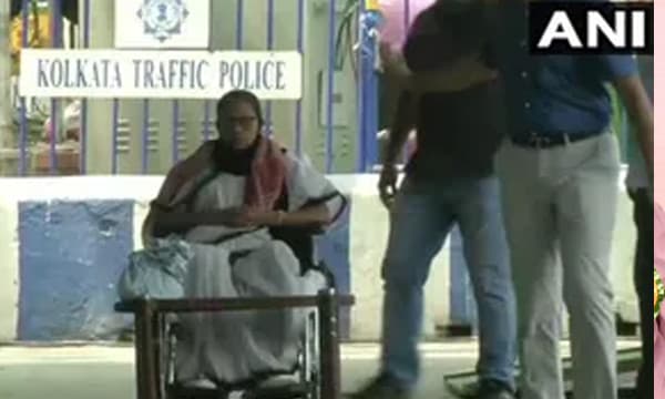 വീല്‍ചെയറില്‍ ഇരിപ്പ് സമരം തുടങ്ങി ; 24 മണിക്കൂര്‍ വിലക്കിയതിനെതിരേ മമതയുടെ ധര്‍ണ്ണ 