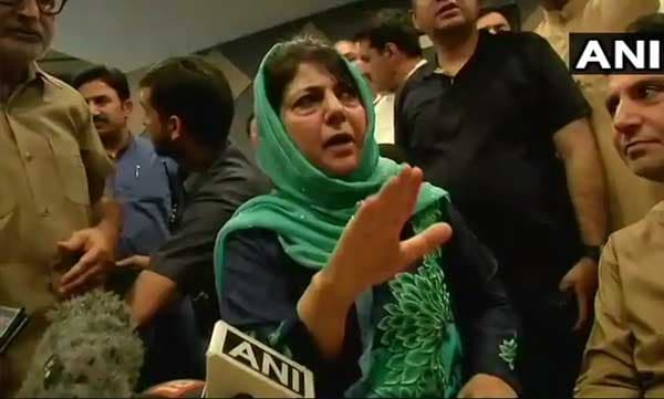 ജമ്മു കാശ്മീരിന്റെ പ്രത്യേകപദവി പുനഃസ്ഥാപിക്കണം; ആവശ്യമുന്നയിച്ച് വീണ്ടും മെഹബൂബ മുഫ്തി 