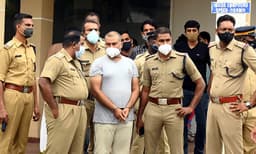 അടിയ്ക്കടി മൊഴി മാറ്റി സനുമോഹന്‍, തെളിവെടുപ്പിനിടയില്‍ ഉടനീളം മൗനം ; മകളെ കൊന്നതിനു വ്യക്തമായ കാരണമുണ്ടാകുമെന്നു കണക്കുകൂട്ടി പോലീസ് 