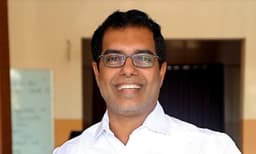 കേരളത്തിലെ എല്ലാവര്‍ക്കും വാക്‌സില്‍ സൗജ്യന്യമായി നല്‍കേണ്ടതില്ല ; പിണറായി ബഡായി അടിക്കുന്നത് നിര്‍ത്തണം