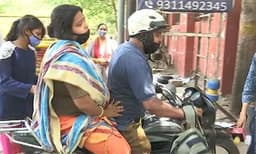 'എന്റെ ഭാര്യ മരിച്ചുപോകും'; ഡല്‍ഹിയില്‍ കോവിഡ് ആശുപത്രിക്കു മുന്നില്‍ കരഞ്ഞുവിളിച്ച് യുവാവ് 