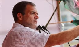 രാഷ്ട്രീയപ്രവര്‍ത്തനങ്ങള്‍ വിട്ട് ജനങ്ങളെ സഹായിക്കാന്‍ ഇറങ്ങുക ; പ്രവര്‍ത്തകരോട് രാഹുല്‍