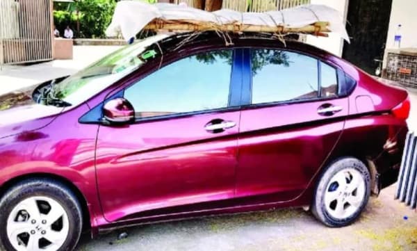 ആംബുലൻസ് ലഭിച്ചില്ല ; പിതാവിന്റെ മൃതദേഹം കാറിനു മുകളിൽ കെട്ടി വെച്ച് ശ്മശാനത്തിലെത്തിച്ച് മകൻ 