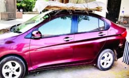 ആംബുലൻസ് ലഭിച്ചില്ല ; പിതാവിന്റെ മൃതദേഹം കാറിനു മുകളിൽ കെട്ടി വെച്ച് ശ്മശാനത്തിലെത്തിച്ച് മകൻ 