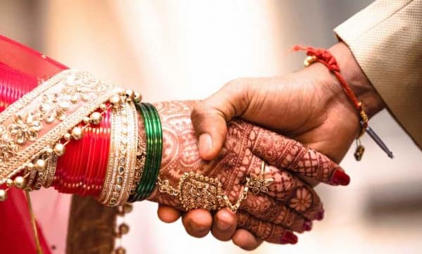 കോവിഡ് മാനദണ്ഡങ്ങള്‍ ലംഘിച്ച് വിവാഹം :  വരനെയും പിതാവിനെയും പോലീസ് അറസ്റ്റ് ചെയ്തു