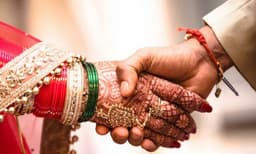 കോവിഡ് മാനദണ്ഡങ്ങള്‍ ലംഘിച്ച് വിവാഹം :  വരനെയും പിതാവിനെയും പോലീസ് അറസ്റ്റ് ചെയ്തു