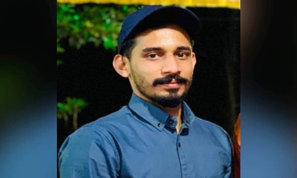 മൻസൂർ വധക്കേസ് പ്രതിയുടെ വീടിനു തീയിട്ടു ; വീടിന്റെ ഒരു ഭാഗവും വാഹനങ്ങളും കത്തി നശിച്ചു