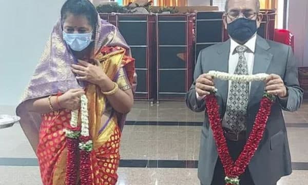 'ആരും ഏകരല്ല';അച്ഛനെ വിവാഹം കഴിപ്പിച്ച് മകൾ 