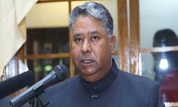 മുൻ ഇന്ത്യൻ സ്ഥാനപതി ആശുപത്രിക്ക് മുന്നിൽ ചികിത്സ കിട്ടാതെ മരിച്ചു 