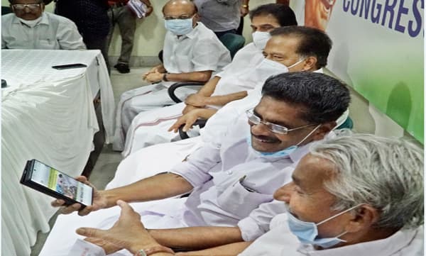 കെപിസിസി അദ്ധ്യക്ഷ സ്ഥാനത്ത് നിന്നും മുല്ലപ്പള്ളി തെറിച്ചേക്കും ; പ്രതിപക്ഷ നേതാവായി വിഡി സതീശന് സാധ്യത? 