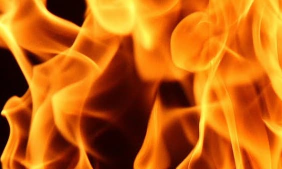 പിതാവ് കോവിഡ് ബാധിച്ചു മരിച്ചു ; ചിത കൊളുത്തിയ മകള്‍ ചിതയില്‍ ചാടി ; 70 ശതമാനം പൊള്ളലേറ്റ് ആശുപത്രിയില്‍
