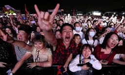 വുഹാനിൽ ആയിരങ്ങൾ പങ്കെടുത്ത മ്യൂസിക് ഫെസ്റ്റ് ; മാസ്കുമില്ല സാമൂഹ്യ അകലവുമില്ല 