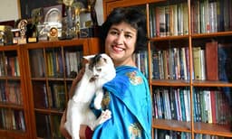 താമസം ഒറ്റയ്ക്ക്, കൂട്ടിന് ഒരു പൂച്ച മാത്രം , പുറത്ത് നിന്ന് ആരേയും പ്രവേശിപ്പിക്കാറുമില്ല എന്നിട്ടും കോവിഡ് തന്നെയും പിടിച്ചു : തസ്ലീമ നസ്‌റീന്‍