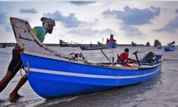 മത്സ്യത്തൊഴിലാളികള്‍ക്ക് ജാഗ്രതാനിര്‍ദേശം; ശക്തമായ കാറ്റിനും മോശം കാലാവസ്ഥക്കും സാദ്ധ്യത