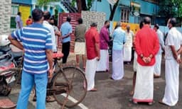 വാക്‌സിൻ തീരുമെന്ന് വ്യാജസന്ദേശം ; വാക്‌സിനെടുക്കാൻ തടിച്ചു കൂടി ജനം 