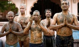 ഗുജറാത്തില്‍ കോവിഡിനെ പ്രതിരോധിക്കാന്‍ 'ചാണകത്തിലും മൂത്രത്തിലും കുളി': 'ചിരിക്കണോ അതോ കരയണോ' എന്ന് അഖിലേഷ് യാദവ് 