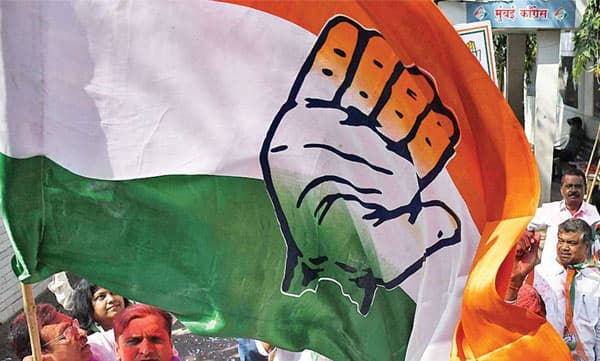 പ്രതിഷേധം പുകഞ്ഞ്‌ കോണ്‍ഗ്രസ്‌; ഇനിയും ഗ്രൂപ്പുകളി തുടര്‍ന്നാല്‍ രാഷ്‌ട്രീയ ആത്മഹത്യ, ന്യൂനപക്ഷങ്ങളും ഭൂരിപക്ഷ വിഭാഗവും കൈവിട്ടു 