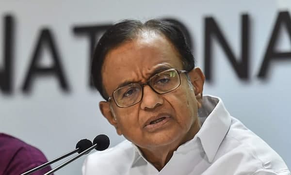 വാക്സിൻ ഡോസുകളുടെ ഇടവേള ബ്രിട്ടണിൽ എട്ട് ആഴ്ചയായി കുറച്ചപ്പോൾ ഇവിടെ 16 ആഴ്ചയായി ഉയ‍ർത്തുന്നു: കേന്ദ്രത്തിനെതിരെ പി ചിദംബരം