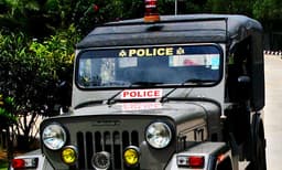 മന്ത്രി എം എം മണിയുടെ പൈലറ്റ് ഡ്യൂട്ടിക്ക് പോയ പോലീസ് ജീപ്പ് മറിഞ്ഞു ; 3 പേര്‍ക്ക് പരുക്ക്