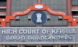 അഞ്ഞൂറ് പേരെ പങ്കെടുപ്പിച്ചുള്ള സത്യപ്രതിജ്ഞയ്ക്കെതിരായ ഹര്‍ജികൾ ഹൈക്കോടതി നാളെ പരിഗണിയ്ക്കും