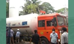 സംസ്ഥാനത്തിന് കേന്ദ്രം അനുവദിച്ച 9 ടണ്‍ ലിക്വിഡ് ഓക്‌സിജന്‍ കൊച്ചിയിലെത്തിച്ചു 