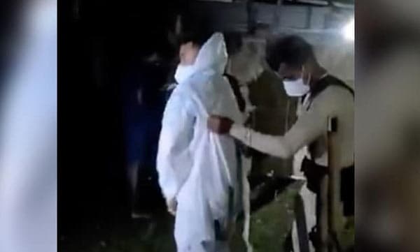 അത്യാസന്ന നിലയിലായ കോവിഡ് രോഗിയെ രക്ഷിക്കാന്‍ പിപിഇ കിറ്റ് ധരിച്ച് കൈകളില്‍ താങ്ങിയെടുത്ത് ഒരു പോലീസ് ഓഫീസര്‍!
