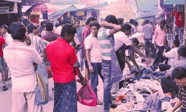 ബംഗാളികളെ വോട്ടു ചെയ്യിക്കാന്‍ കൊണ്ടുപോയി ; ലോക്ഡൗണില്‍ കുടുങ്ങി; തിരികെ വരാനാകാതെ 400 ബസുകളും മലയാളികളായ 1000 ജീവനക്കാരും അസമില്‍ 