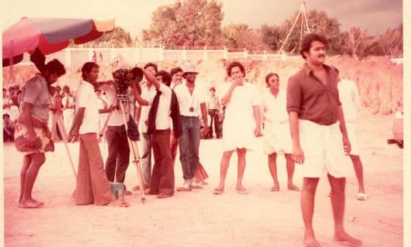 മോഹന്‍ലാലിനൊപ്പം മുണ്ട് മടക്കിക്കുത്തി, സിഗരറ്റ് പുകച്ച് സുകുമാരന്‍ ; അപൂര്‍വ ഫോട്ടോ പങ്കുവെച്ച് പൃഥ്വിരാജ്