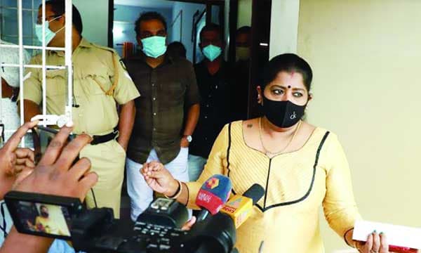 ദല്ലാള്‍ നന്ദകുമാറിനെ പരിചയപ്പെട്ടത് ക്ഷേത്രത്തില്‍വച്ച്‌, എങ്ങനെയും എംഎല്‍എയാക്കും, പ്രചാരണത്തിനായി ഹെലികോപ്റ്റര്‍, ചെലവിന് ഒരു കോടി- വാഗ്ദാനങ്ങളെക്കുറിച്ച് നടി പ്രിയങ്ക