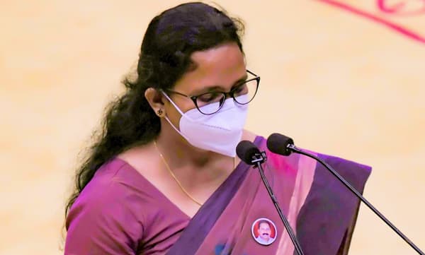 കെ റയില് പദ്ധതി പൊതുഖജനാവിന് ബാധ്യതയാകും, സര്ക്കാരിന്റെ നയപ്രഖ്യാപനം പുതുമയില്ലാത്തത്; കെ കെ രമ