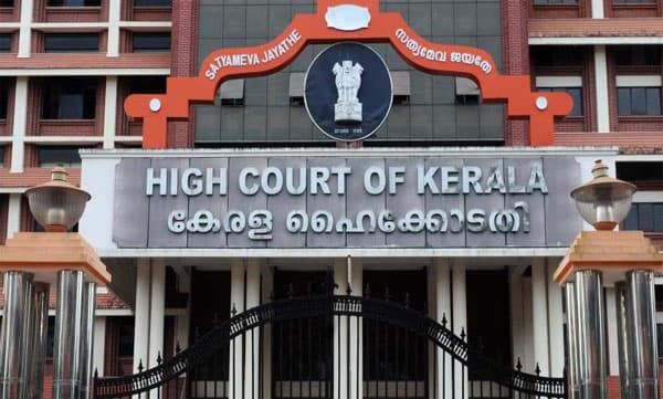 സര്‍ക്കാരിന് കിട്ടാത്ത വാക്‌സിന്‍ എങ്ങനെ സ്വകാര്യ ആശുപത്രികള്‍ക്ക് കിട്ടുന്നു? ഹൈക്കോടതി; കേന്ദ്രം കരിഞ്ചന്തയ്ക്ക് കൂട്ടുനില്‍ക്കുന്നുവെന്ന് സംസ്ഥാനം