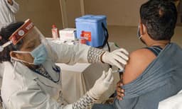 യുപിയില്‍ വാക്‌സിന്‍ എടുക്കാത്ത സര്‍ക്കാര്‍ ജീവനക്കാര്‍ക്ക് ഇനി ശമ്പളമില്ല!