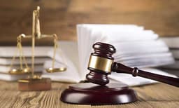 കേസ് നീണ്ടുപോകുന്നു, ഹൈക്കോടതി ജഡ്ജിക്കു നേരെ ചെരിപ്പേറ്: ചായക്കച്ചവടക്കാരന് 18 മാസം തടവ് ശിക്ഷ